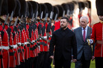 Президент Украины Владимир Зеленский, король Чарльз III и майор Бен Трейси во время смотра почетного караула в Виндзорском замке, Англия, 24 октября 2025 года