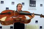 Сергей Ролдугин во время пресс-конференции, на которой он продемонстрировал виолончель «Стюард»