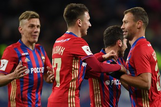 Игроки ЦСКА радуются забитому голу в матче чемпионата России по футболу