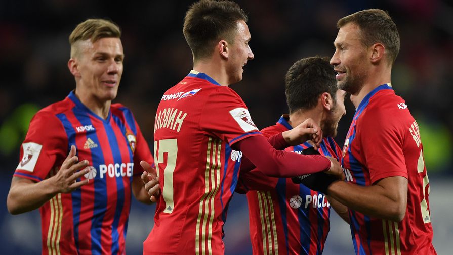 Игроки ЦСКА радуются забитому голу в матче чемпионата России по футболу