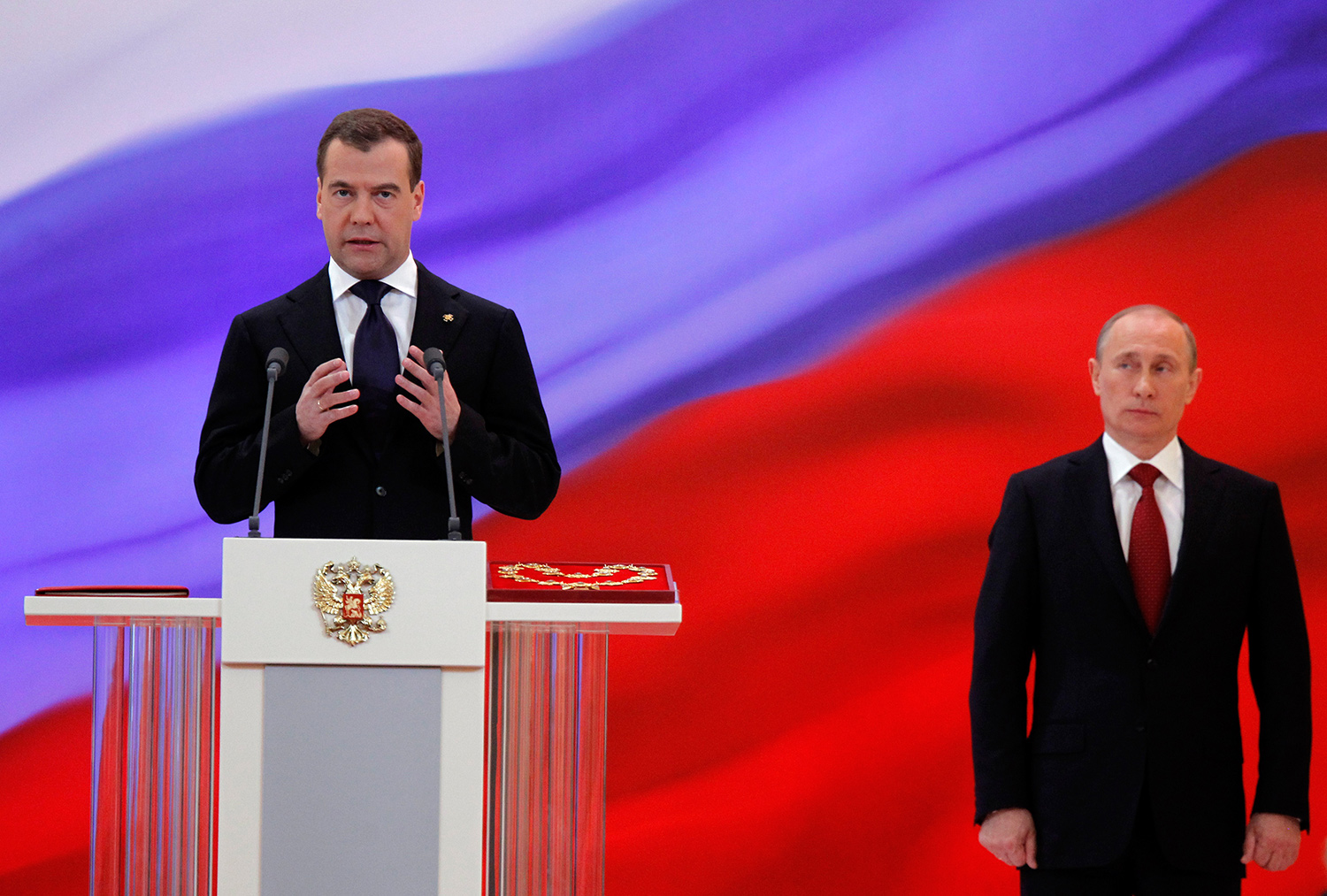 Действующий президент РФ Дмитрий Медведев (слева) в Андреевском зале Большого Кремлевского дворца, где проходит инаугурация избранного президента РФ Владимира Путина (справа), 7 мая 2012 года