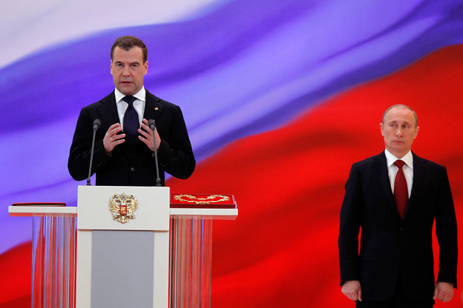 Действующий президент РФ Дмитрий Медведев (слева) в Андреевском зале Большого Кремлевского дворца, где проходит инаугурация избранного президента РФ Владимира Путина (справа), 7 мая 2012 года