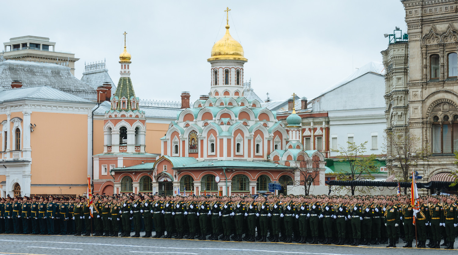 Военнослужащие на военном параде, посвященном 72-й годовщине победы в Великой Отечественной войне