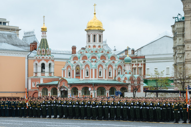 Военнослужащие на военном параде, посвященном 72-й годовщине победы в Великой Отечественной войне