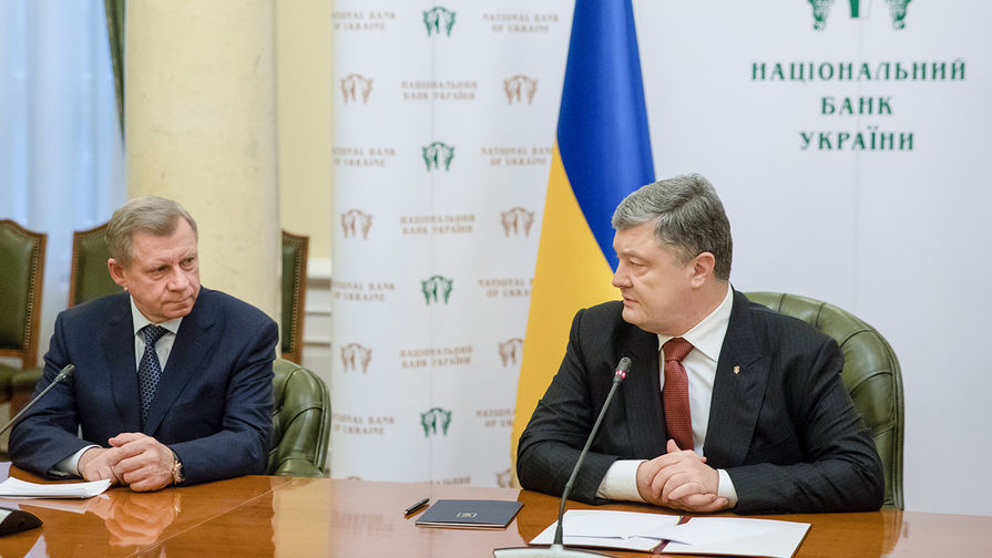 Яков Смолий, назначенный на должность главы Национального банка Украины, и президент Украины Петр Порошенк на пресс-брифинге в Национальном банке Украины, 15 марта 2018 года