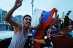 Болельщики празднуют победу сборной России в центре Москвы, 1 июля 2018 года