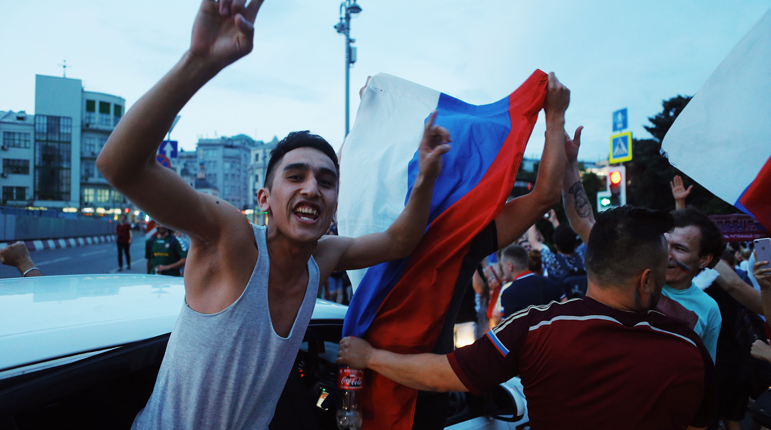 Болельщики празднуют победу сборной России в центре Москвы, 1 июля 2018 года