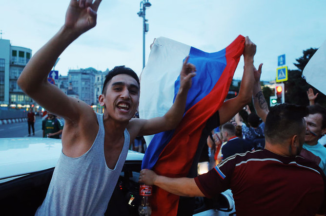 Болельщики празднуют победу сборной России в центре Москвы, 1 июля 2018 года
