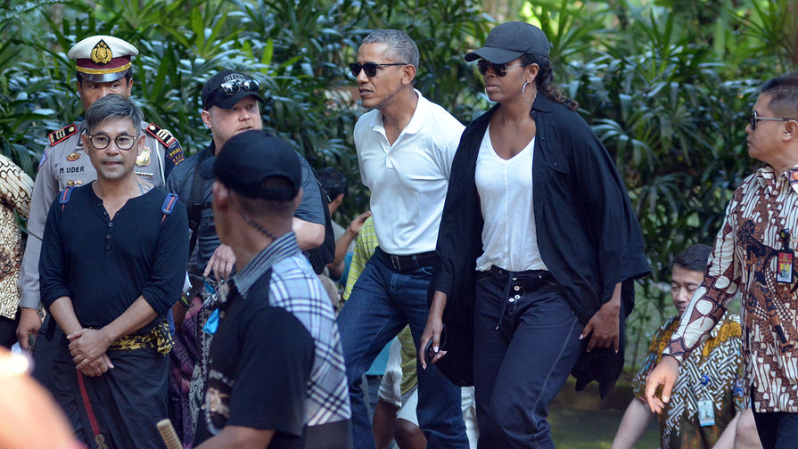 Бывший президент США Барак Обама с&nbsp;супругой Мишель во время визита в&nbsp;индуистский храм на&nbsp;Бали в&nbsp;Индонезии, июнь 2017 года