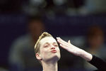 Российская спортсменка Светлана Хоркина после вручения ей золотой медали за победу в соревнованиях по спортивной гимнастике, 2000 год