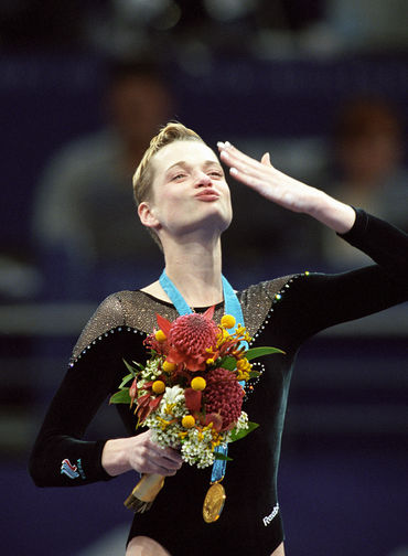 Российская спортсменка Светлана Хоркина после вручения ей золотой медали за&nbsp;победу в&nbsp;соревнованиях по&nbsp;спортивной гимнастике, 2000 год
