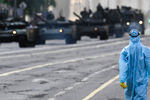 Танки Т-72Б3 во время прохода по Тверской улице перед началом ночной репетиции парада в честь 75-летия Победы в Великой Отечественной войне в Москве, 17 июня 2020 года