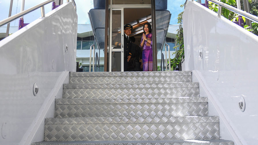 У входа в тематическое кафе Thai Airways в Бангкоке, сентябрь 2020 года