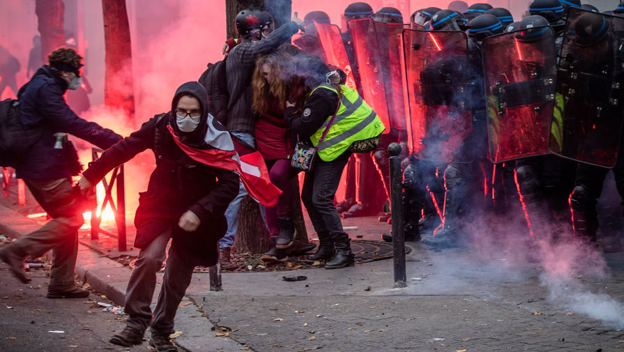 Во время акции протеста в&nbsp;Париже, 5 декабря 2020 года