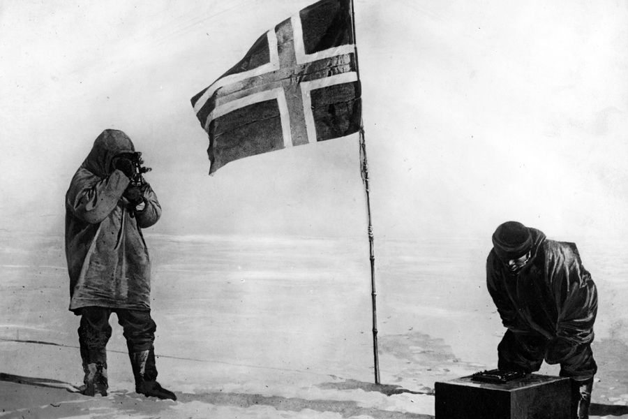 Хельмер Хансен и Амундсен определяют свои координаты на Южном полюсе