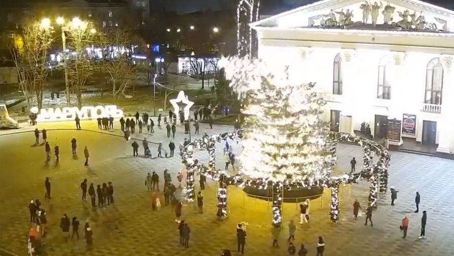 В Мариуполе рухнула главная елка города