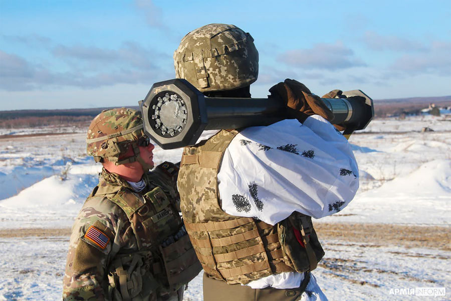 Инструктор армии США обучает украинских солдат использованию ракет M141 Bunker Defeat Munition недалеко от Львова, Украина, 30 января 2022 года