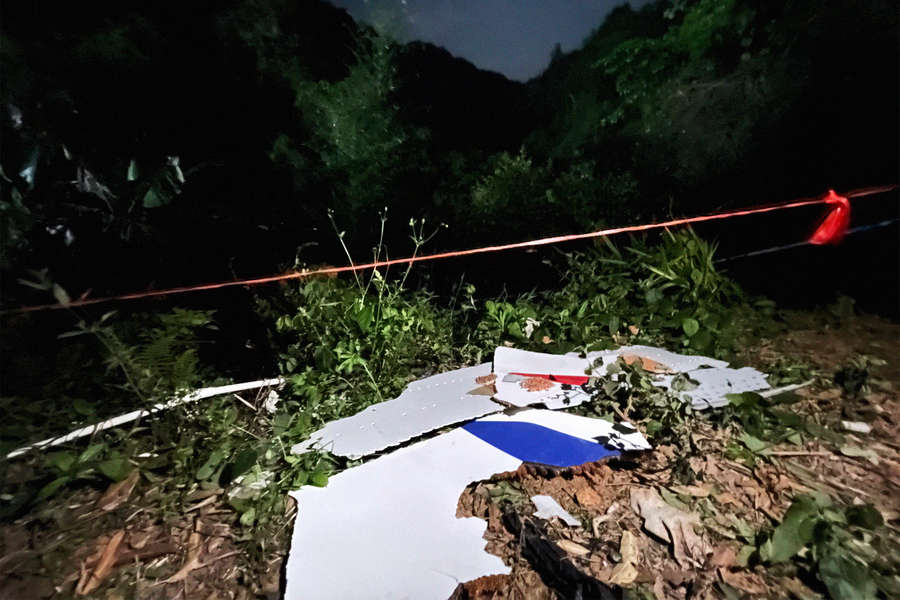 Обломки разбившегося самолета Boeing 737, найденные на&nbsp;месте крушения в&nbsp;округе Тэнсян, Гуанси-Чжуанский автономный район, Китай, 22&nbsp;марта 2022&nbsp;года