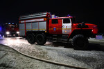 Автомобили пожарной службы МЧС РФ на месте пожара