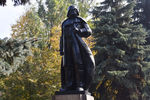 Монумент герою фантастического фильма «Звездные войны» Дарту Вейдеру, переделанный из памятника Ленину, открыт на территории одесского предприятия «Прессмаш»