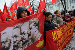 Участники митинга, посвященного 98-й годовщине Октябрьской революции, в Екатеринбурге
