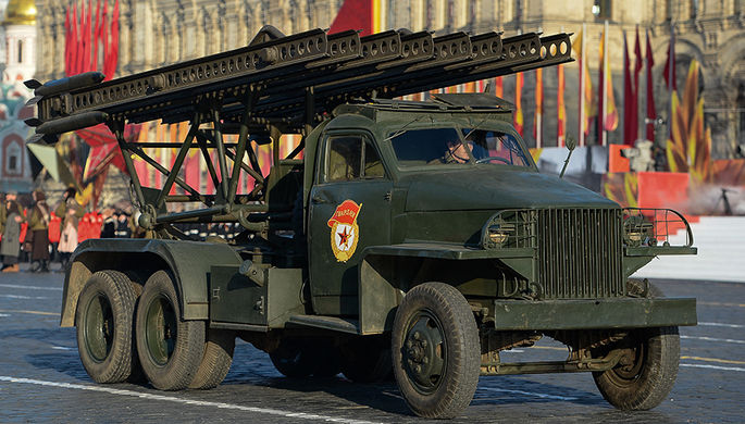 «Катюша» на Красной площади в Москве во время торжественного марша, посвященного...