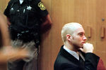 Эминем во время судебных слушаний в округе Окленд, штат Мичиган, по обвинениям в незаконном хранении оружия и нападении, 2001 год