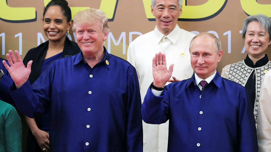 Президент США Дональд Трамп и президент России Владимир Путин пожимают руки во время встречи на&nbsp;саммите АТЭС во Вьетнаме, 10&nbsp;ноября 2017&nbsp;года