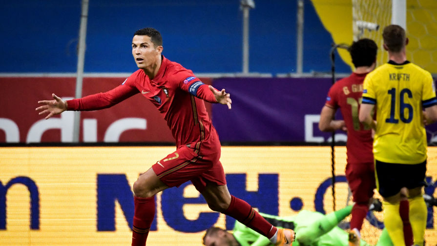 Криштиану Роналду отмечает гол в матче Швеция — Португалия в рамках Лиги наций