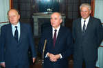 Станислав Шушкевич, Михаил Горбачев и Борис Ельцин перед началом пресс-конференции, 1991 год