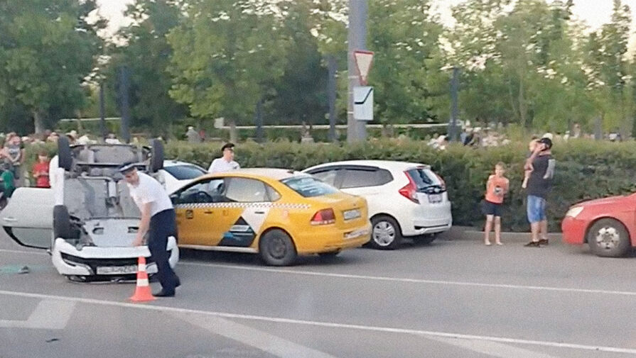 Автомобиль такси врезался в машину скорой помощи