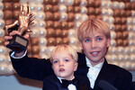 Сергей Зверев со своим сыном на VI Официальной церемонии вручения Национальной Российской премии «Овация», 1997 год