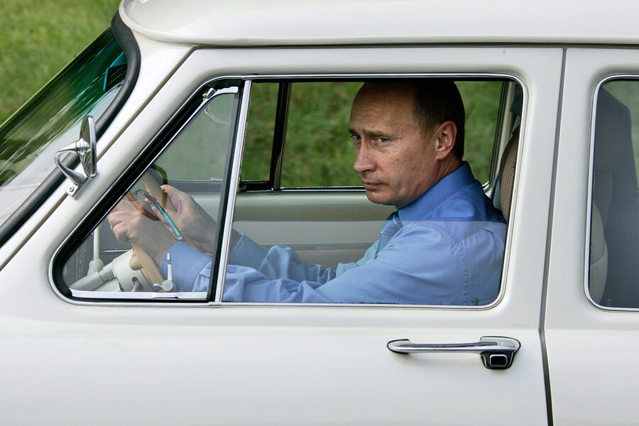 Президент России Владимир Путин за рулем ГАЗ-21