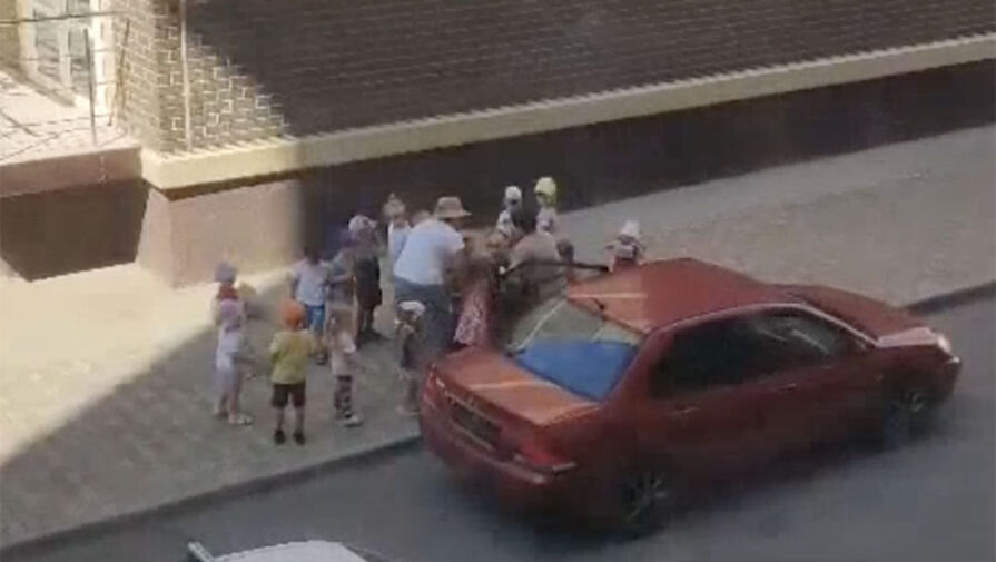 В Краснодаре отец отобрал детей у воспитателей детсада и скрылся на машине без номеров