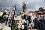 Поклонники солиста группы «Ласковый май» Юрия Шатунова на открытии памятника на его могиле на Троекуровском кладбище. В 2023 году Шатунову исполнилось бы 50 лет. 