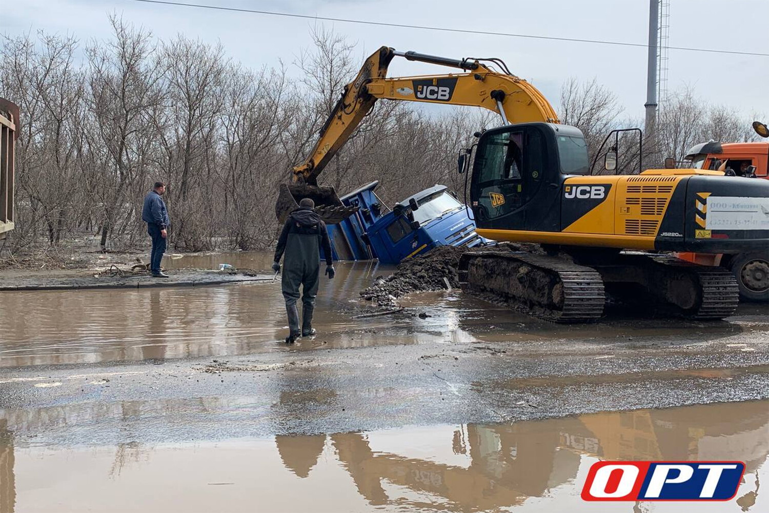 В Оренбурге грузовик затонул прямо у трассы - Газета.Ru | Новости