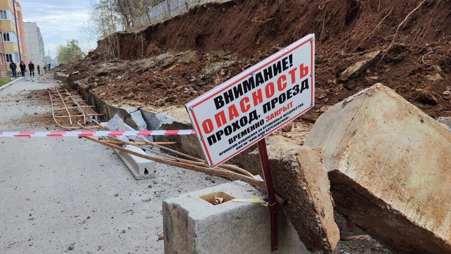 Жители российского города 7 лет просили починить стену, пока она не рухнула на машины