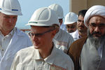 Генеральный директор Государственной корпорации по атомной энергии «Росатом» Сергеем Кириенко (в центре), начальник управления по строительству АЭС в Иране компании «Атомстройэкспорт» Владимир Павлов (слева) на АЭС «Бушер», 2010 год