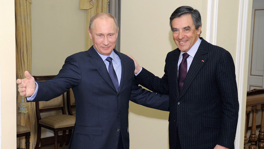Президент России Владимир Путин во время встречи с бывшим премьер-министром Франции Франсуа Шарлем Арманом Фийоном в Ново-Огарево, 2013 год