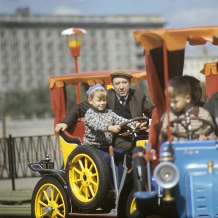 Актер и клоун Юрий Никулин с детьми в Центральном парке культуры и отдыха имени А.М. Горького, 1972 год