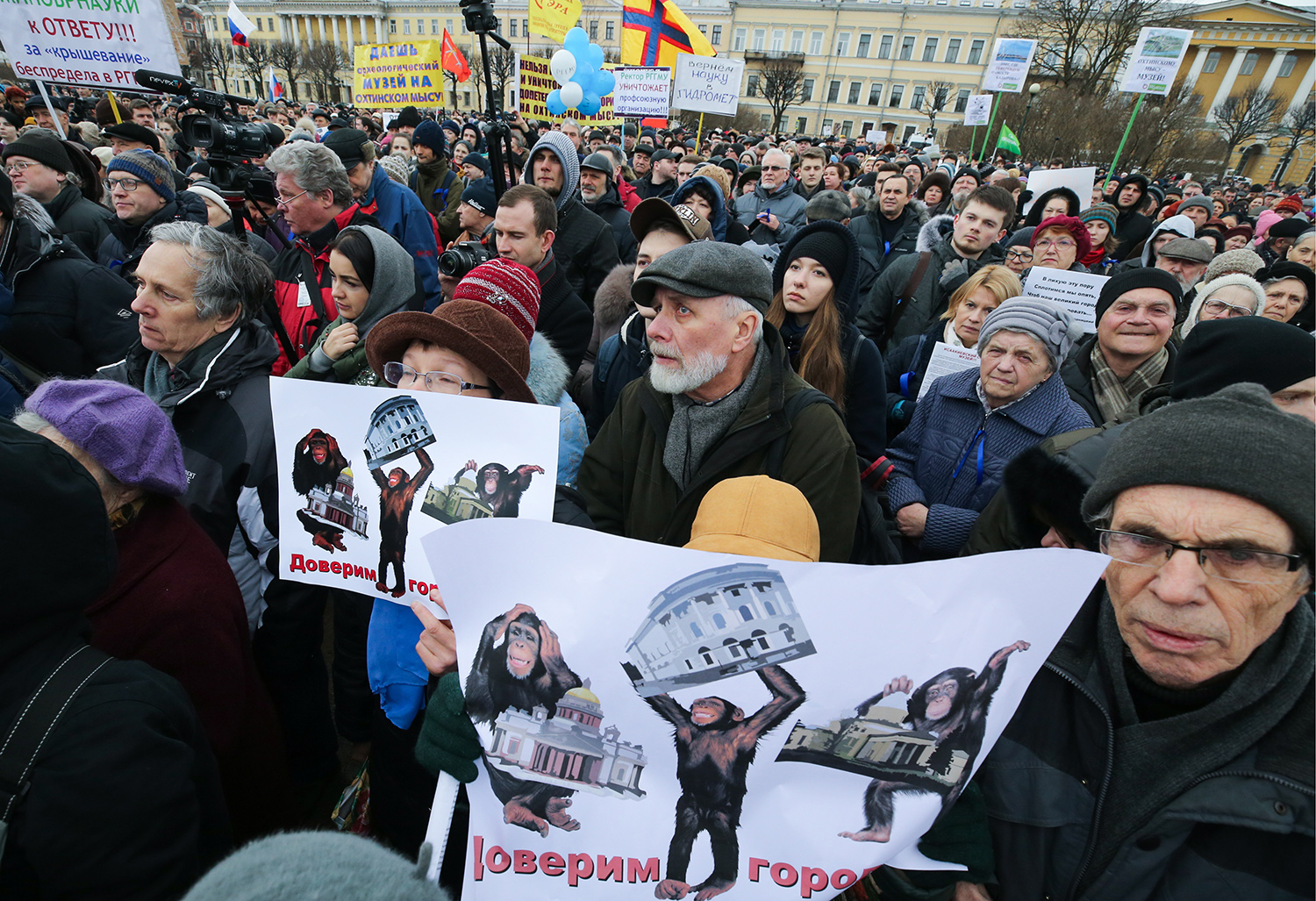Участники градозащитного митинга на Марсовом поле против передачи Исаакиевского собора Русской православной церкви, застройки территории Пулковской обсерватории, а также против объединения российских Государственной и Национальной библиотек, 18 марта 2017 года
