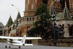 Самолет Cessna 172 P перед собором Василия Блаженного на Красной площади в Москве, 1987 год