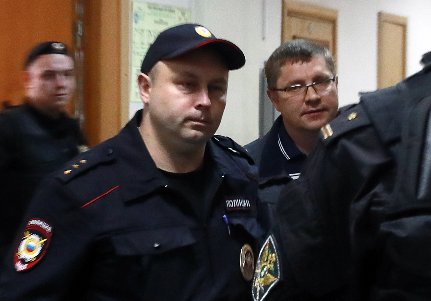 Подозреваемый в денежных махинациях управляющий директор по инвестиционной деятельности АО «Роснано» Андрей Горьков (справа) перед рассмотрением ходатайства следствия об аресте в Басманном суде, 11 июня 2017 года