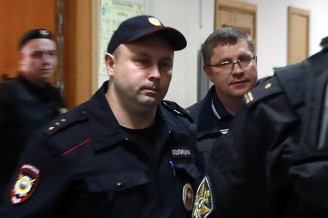Подозреваемый в денежных махинациях управляющий директор по инвестиционной деятельности АО «Роснано» Андрей Горьков (справа) перед рассмотрением ходатайства следствия об аресте в Басманном суде, 11 июня 2017 года