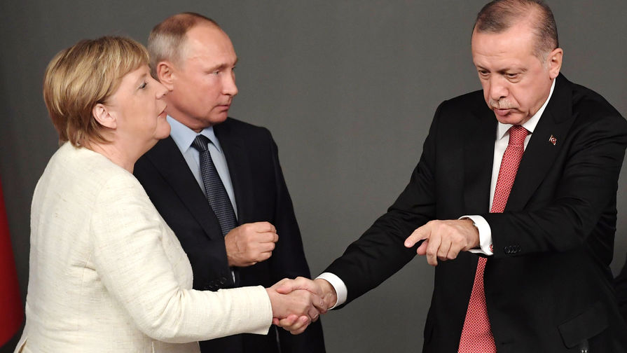 Президент России Владимир Путин, канцлер ФРГ Ангела Меркель и президент Турции Реджеп Тайип Эрдоган во время совместной пресс-конференции по итогам встречи по вопросам сирийского урегулирования в Стамбуле, октябрь 2018 года