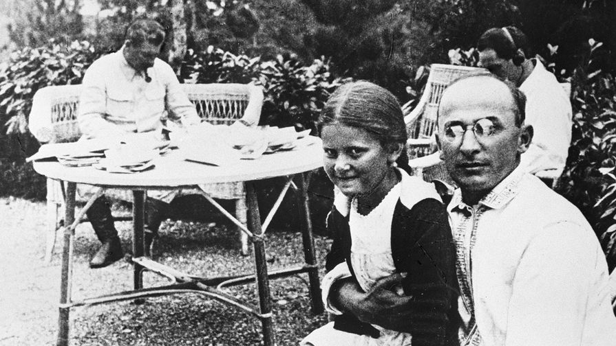 Первый секретарь Закавказского крайкома ВКП(б) Лаврентий Павлович Берия с дочерью Иосифа Виссарионовича Сталина Светланой, 1934 год