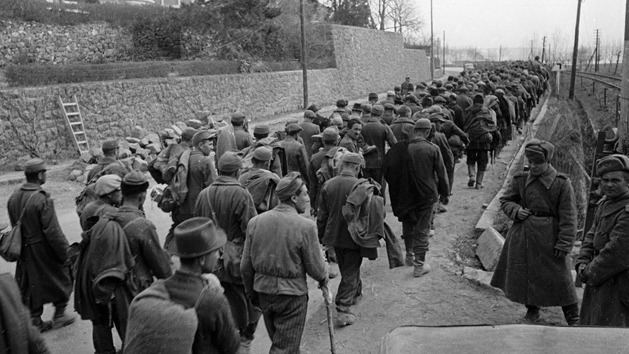 Солдаты венгерской армии, воевавшие на стороне фашистской Германии, захваченные в плен войсками РККА в районе озера Балатон, 1944 год