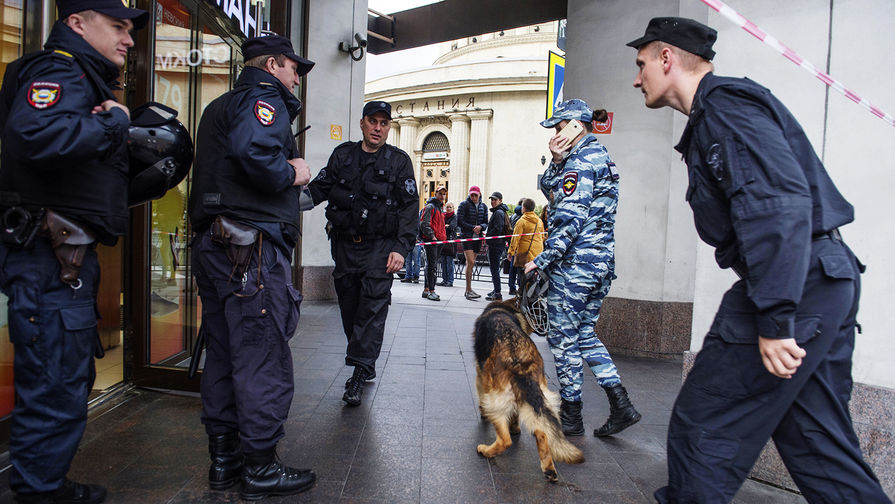 Сотрудники полиции у торгового центра в Санкт-Петербурге после поступления информации о минировании, 2017 год