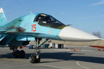 Пилот Су-34 приветствует военного обозревателя «Газеты.Ru». Самолет выруливает на исполнительный старт. 