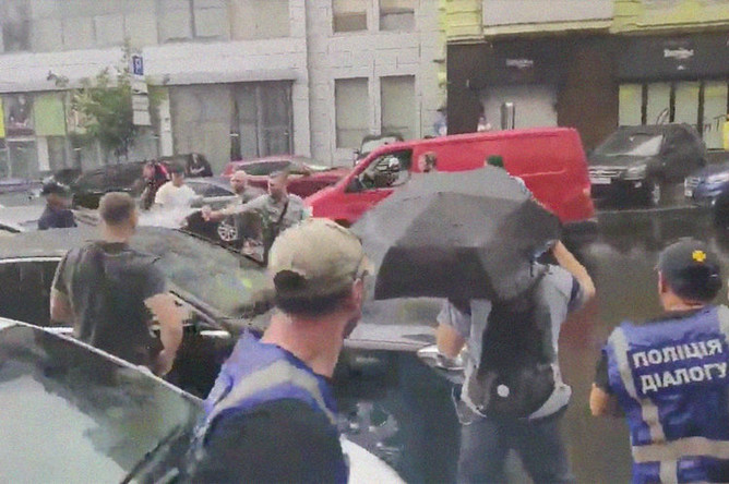 Кадр из видео с нападением на автомобиль экс-президента Украины Петра Порошенко около здания Государственного бюро расследований в Киеве, 25 июля 2019 года